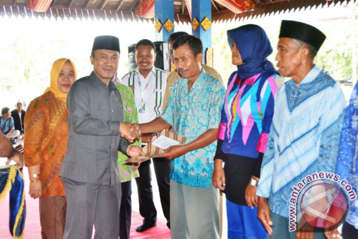 Ribuan Kelompok Tani Lombok Barat Terima Sertifikat 