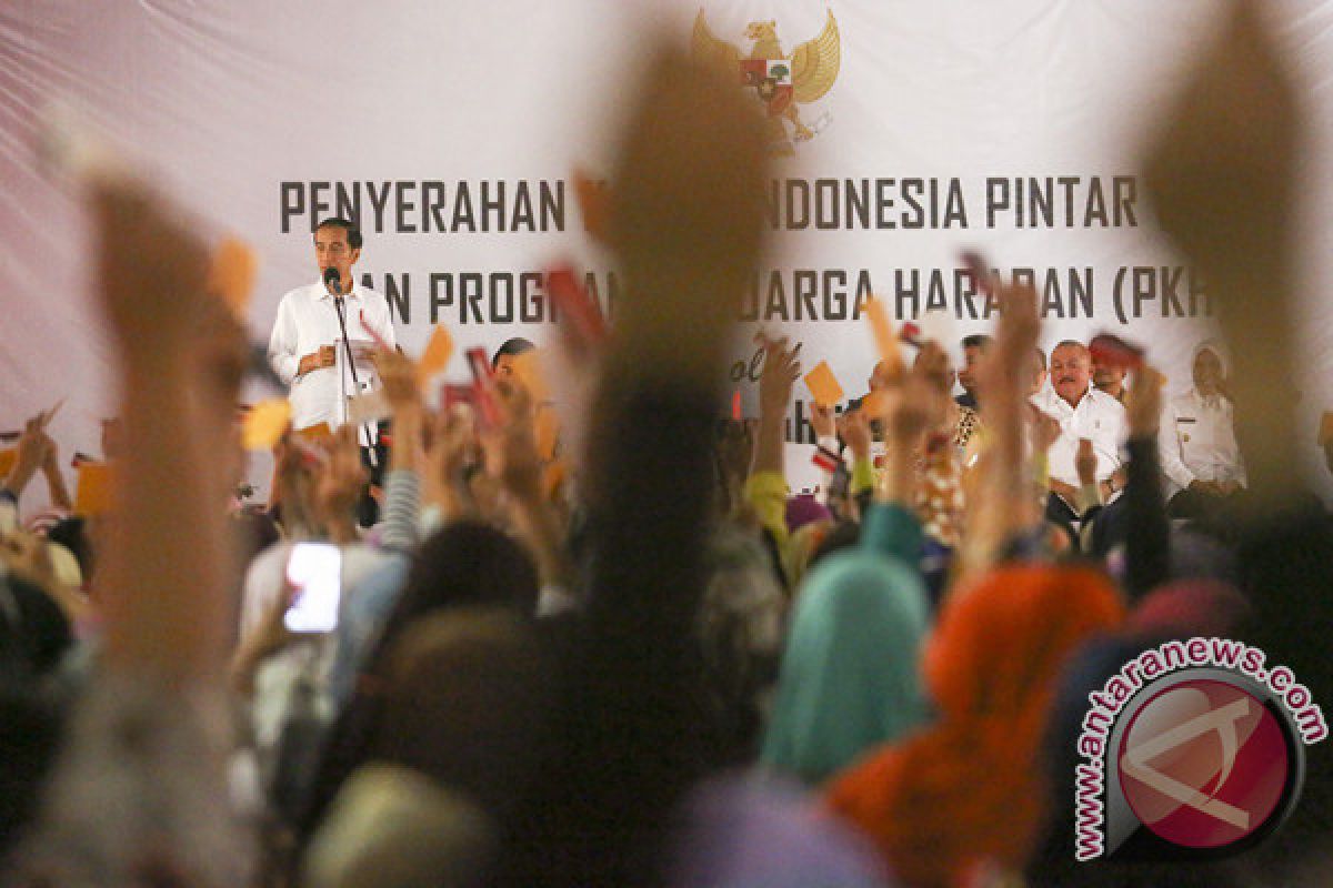 Presiden serahkan KIP-PKH di Palembang