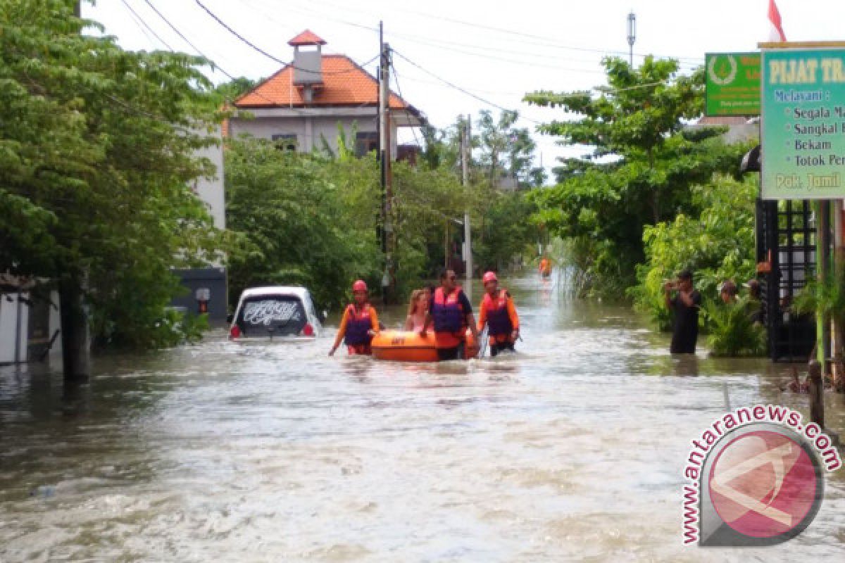 SAR evakuasi wisatawan terjebak banjir di Kuta