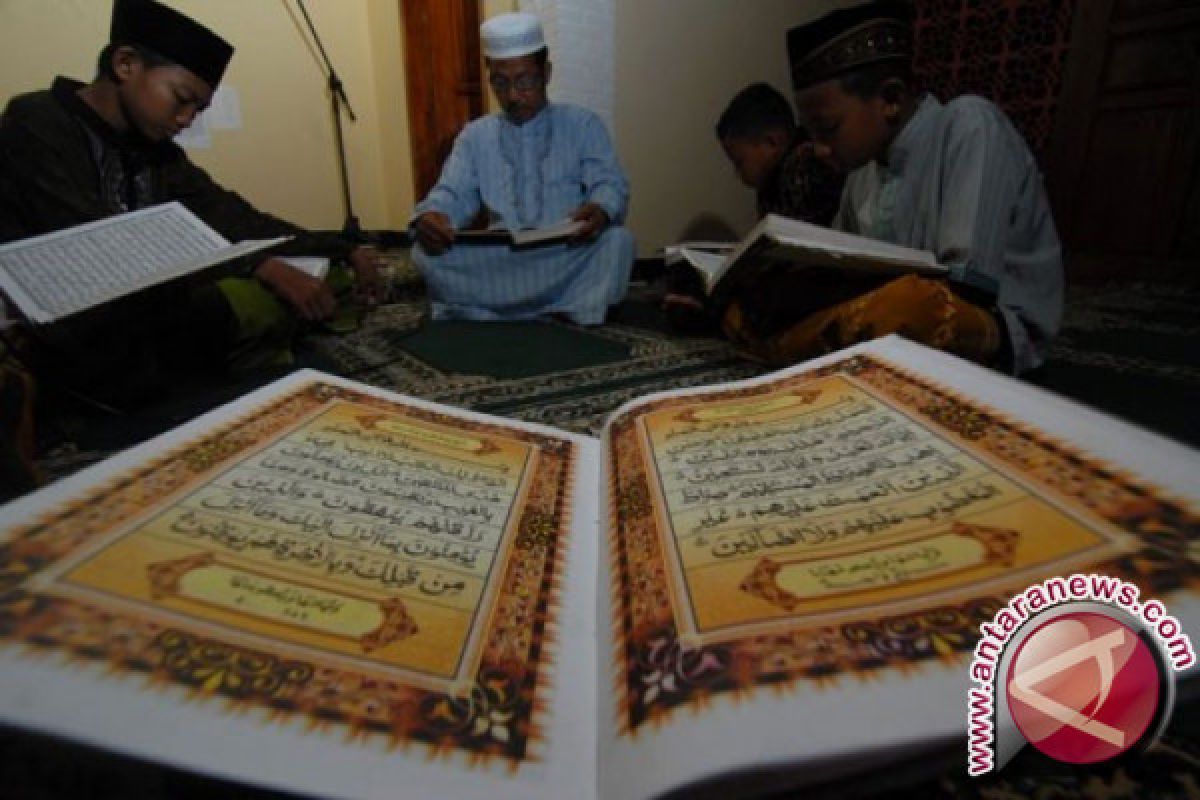 Kemenag OKU bagikan 130 Alquran