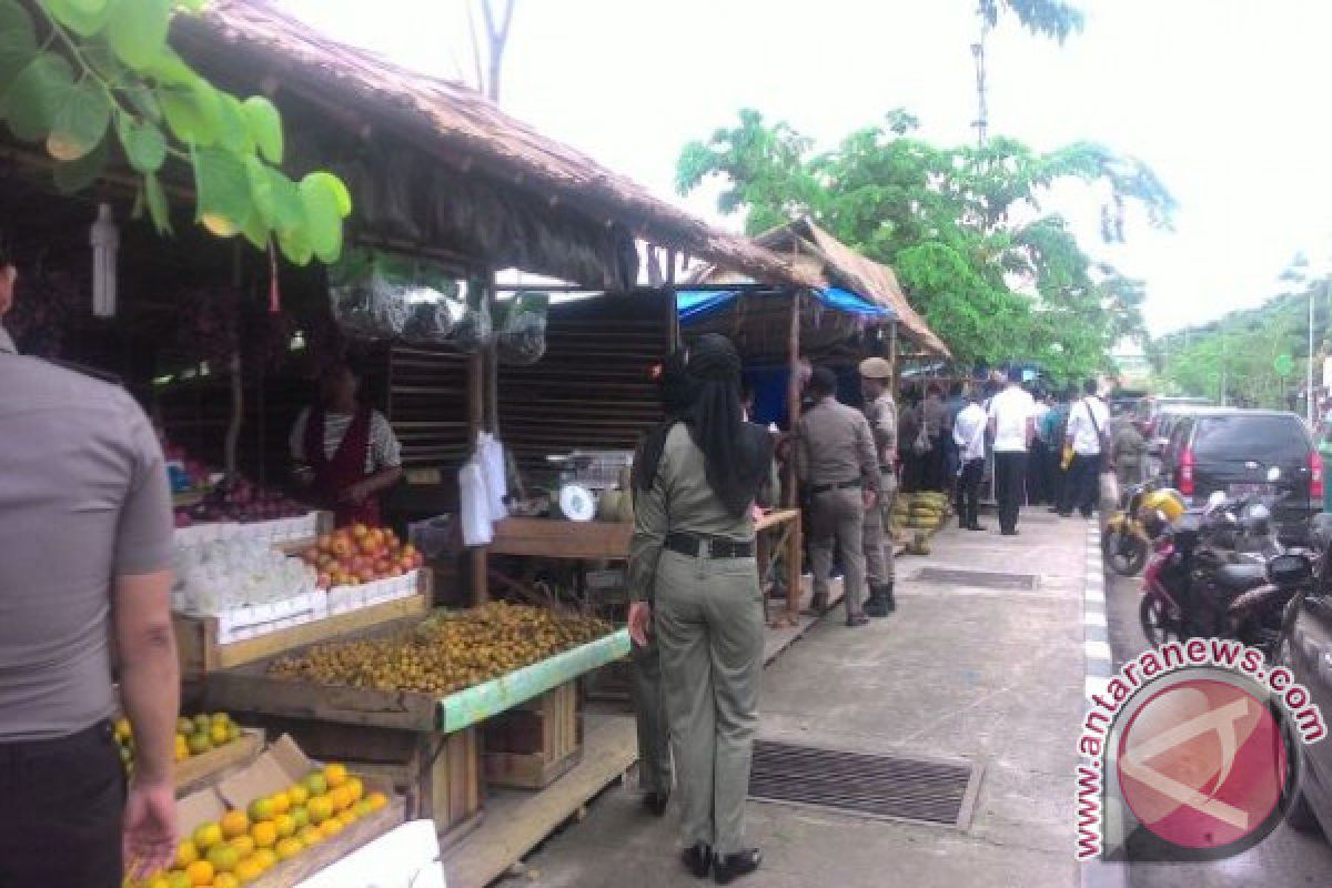  Pedagang buah di tepian sungai  Kandilo ditertibkan