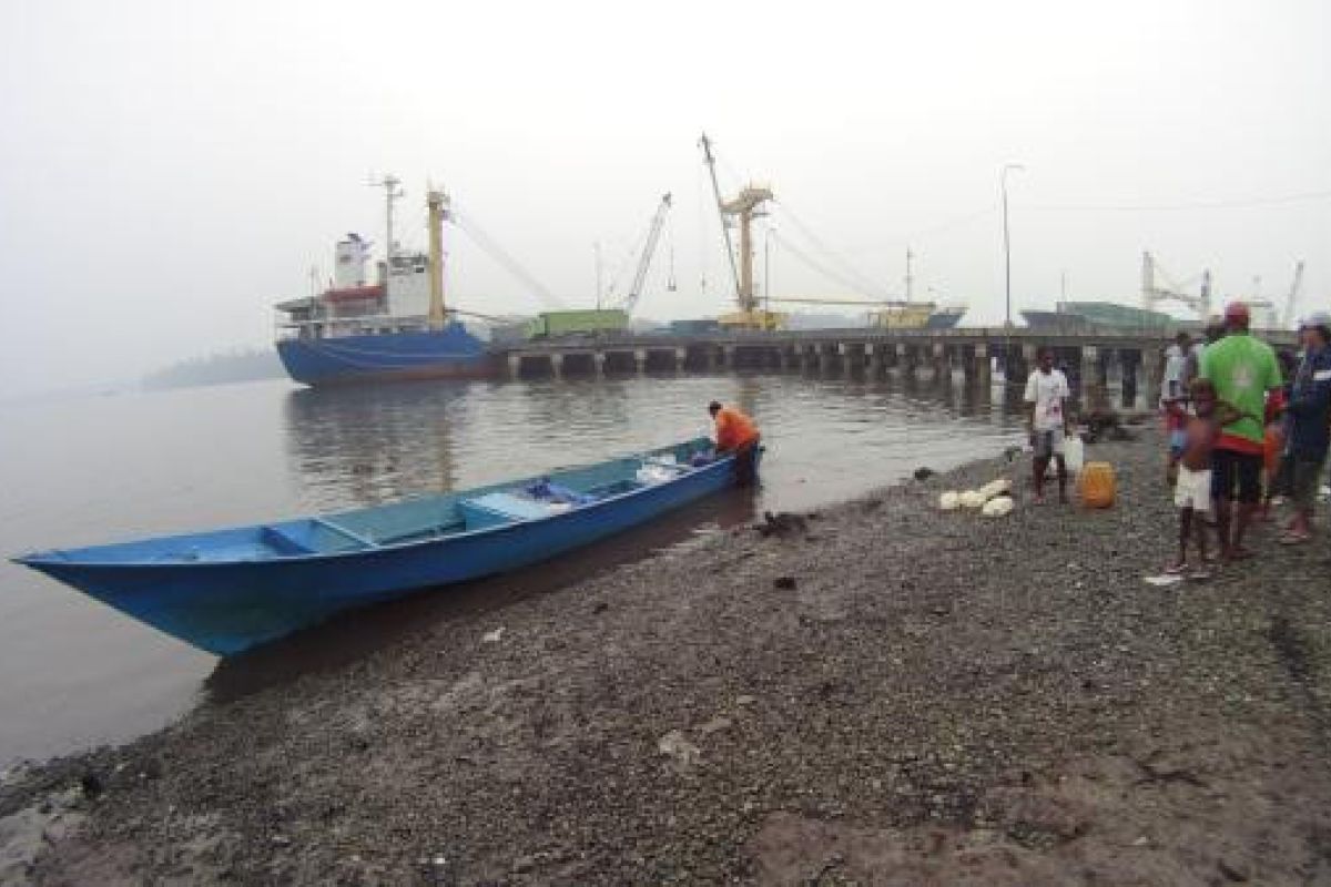 Tanker pengangkut BBM kandas di perairan Paumako