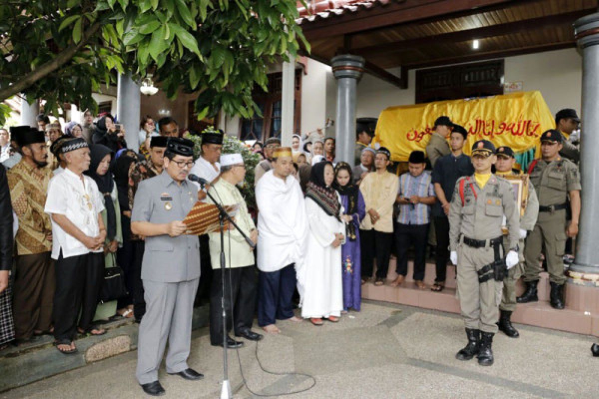 Sekdaprov Lampung Hamartoni melepas jenazah Adeham 