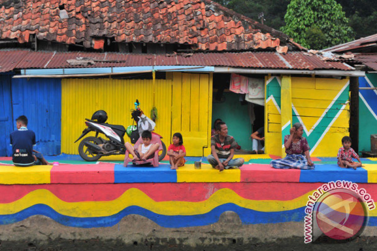 Sejumlah lorong kumuh dijadikan kampung warna-warni