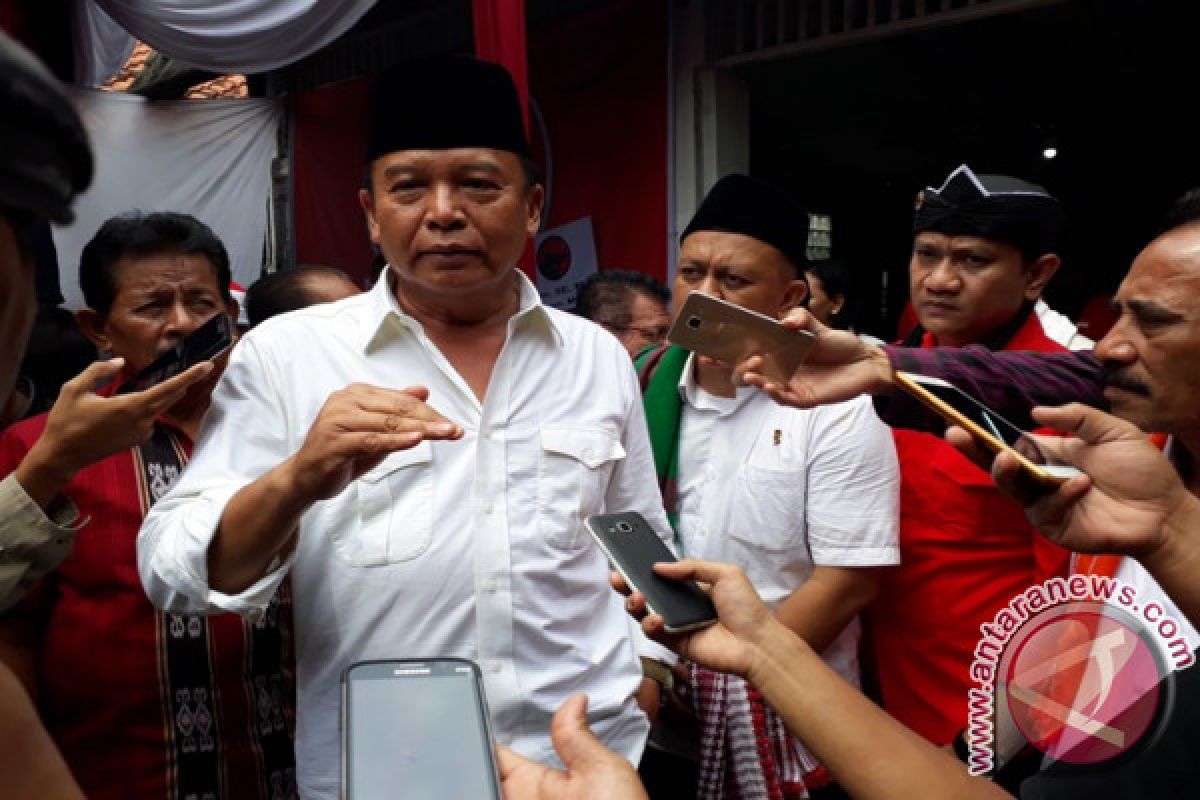 TB Hasanuddin ziarah ke makam Hasyim Muzadi