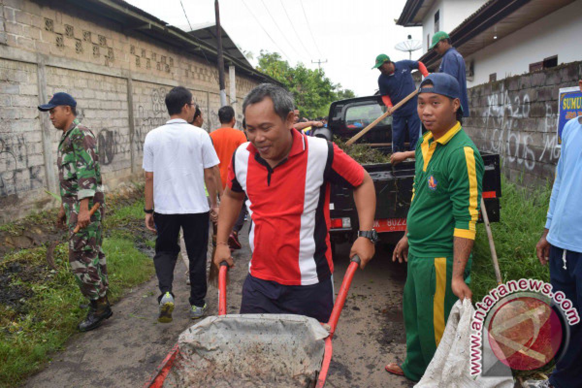Pasca Bencana Alam, ASN di Buleleng Gotong Royong di Dencarik