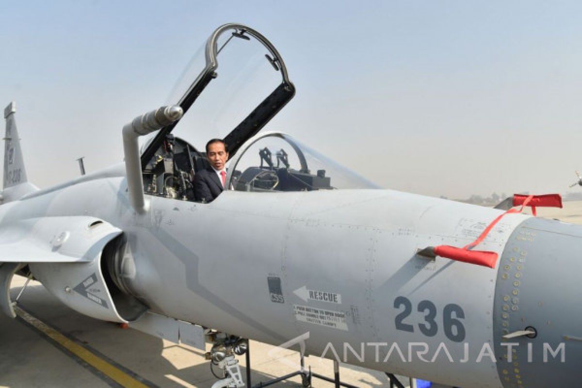 Jokowi Naiki Kokpit Pesawat Tempur di Pakistan