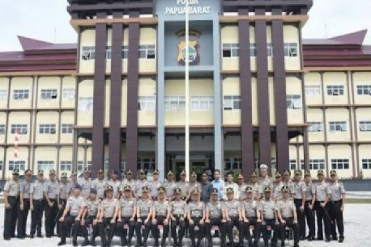 RS Bhayangkara Papua Barat bernama Lodewijk Mandacan