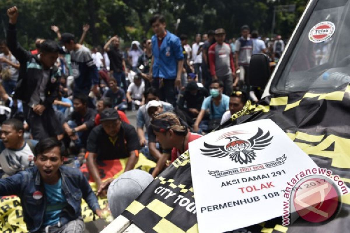 Menhub usul Kemenkominfo buat aturan taksi daring