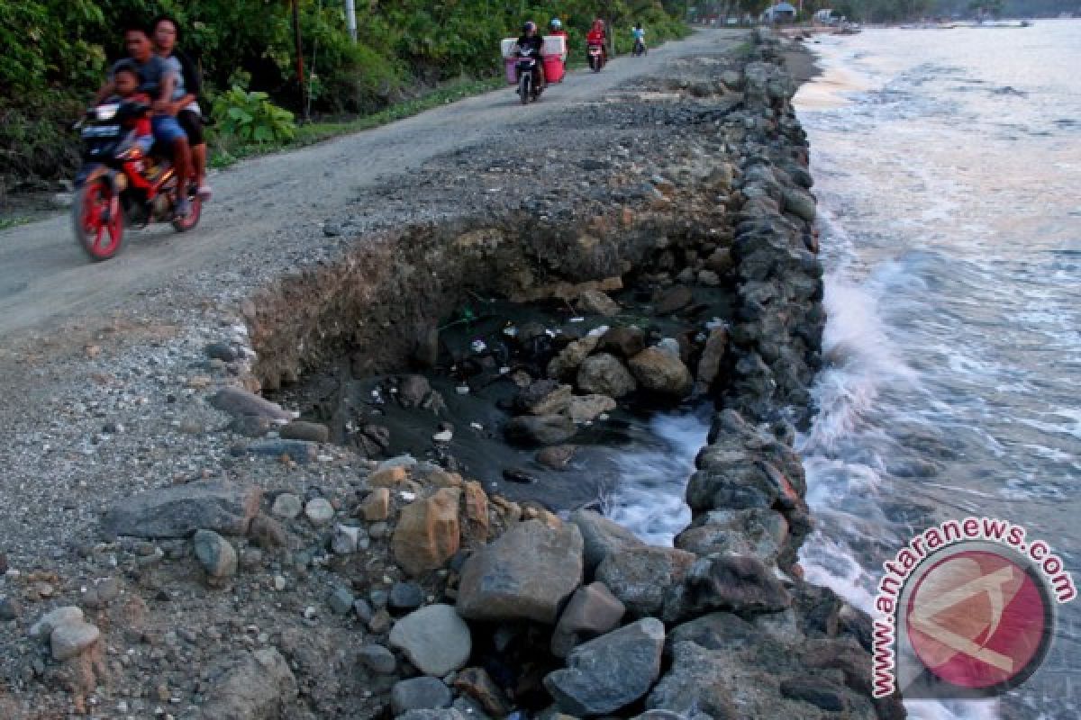 BPBD buat 1.000 karung pasir tanggulangi abrasi