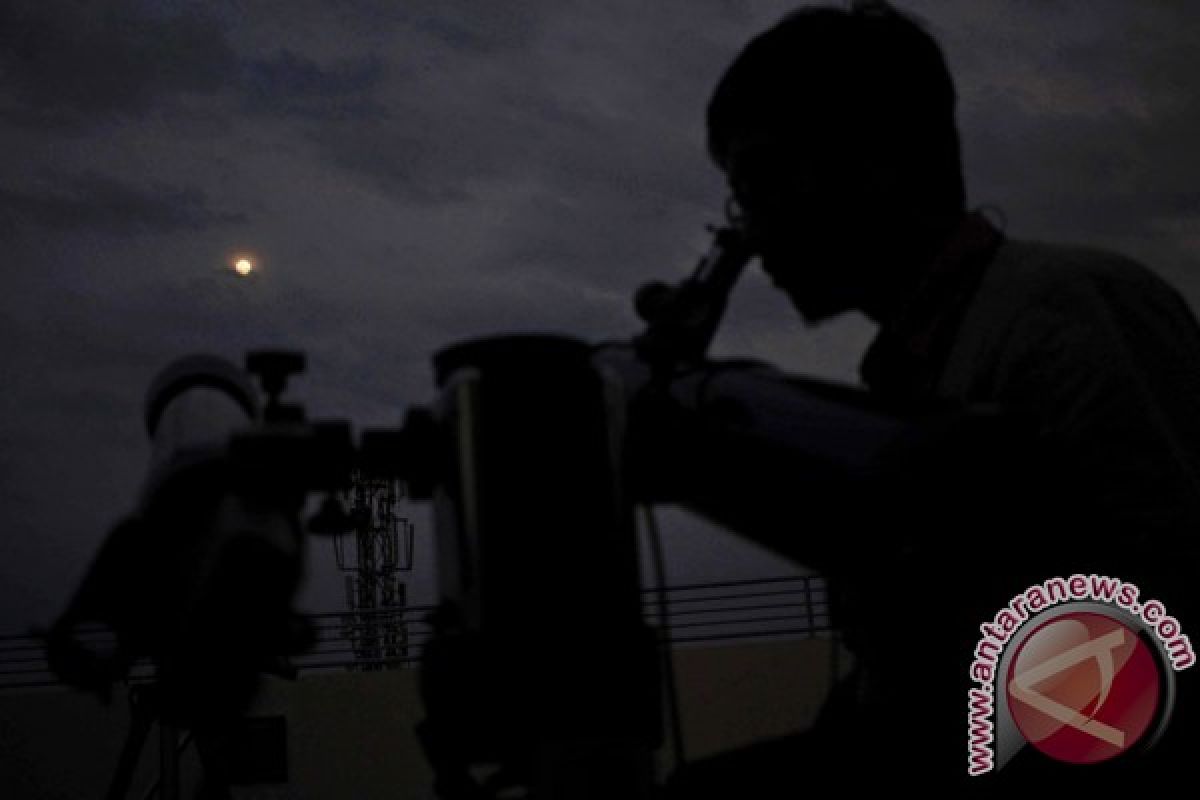 Gerhana bulan di Cirebon tertutup awan