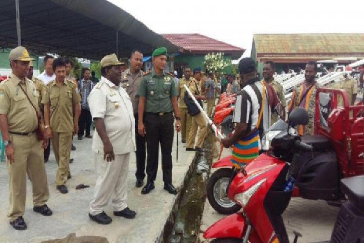 Dandim 1705/Paniai serahkan bantuan alsintan kepada petani Nabire