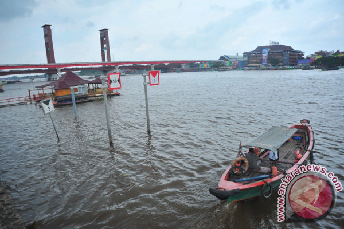 Dinas lingkungan hidup Palembang periksa air musi