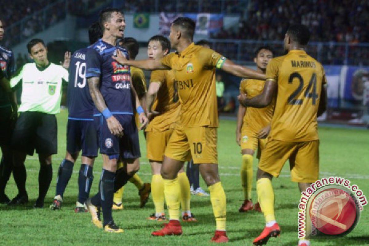 Empat pemain Liga 1 dilarang bertanding, kenapa?