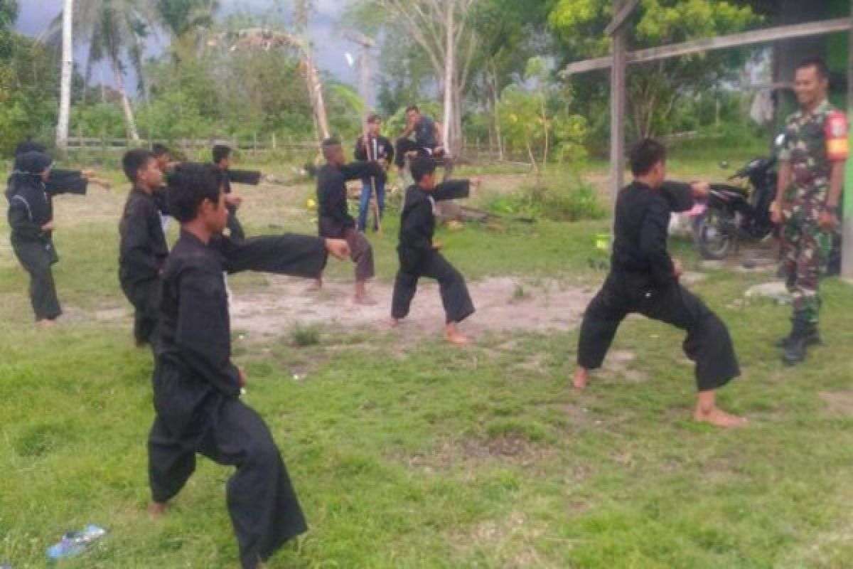 Babinsa latih pencak silat kepada generasi muda Bonggo 