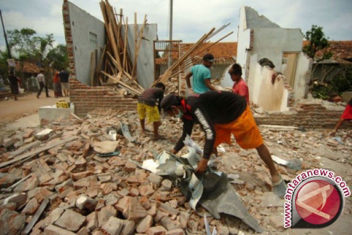 Angin puting beliung rusak belasan rumah di Situbondo