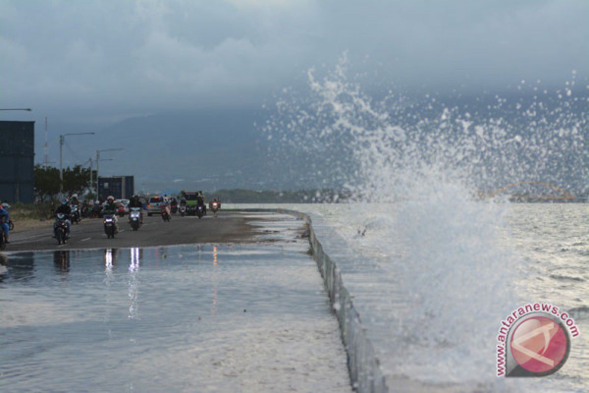 BMKG: tsunami 1,5 meter terpantau di Palu
