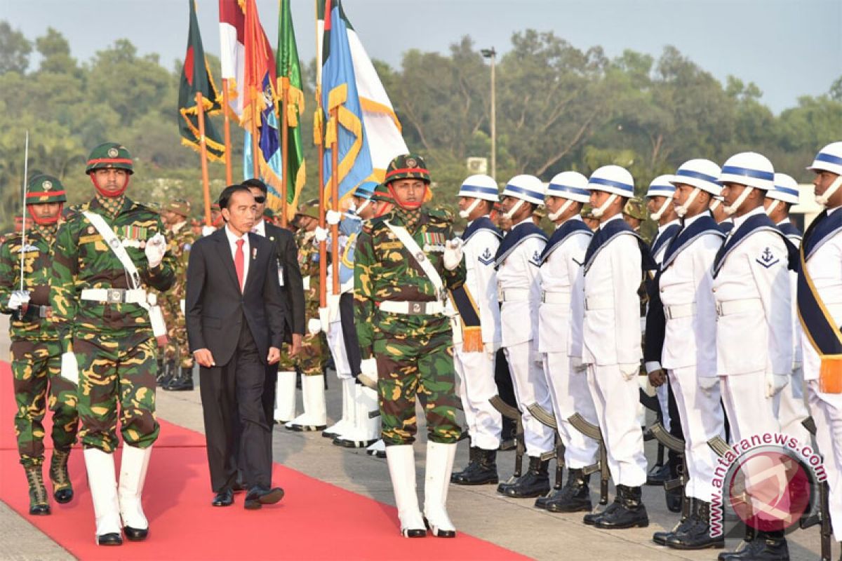 Jokowi arrives in Bangladesh