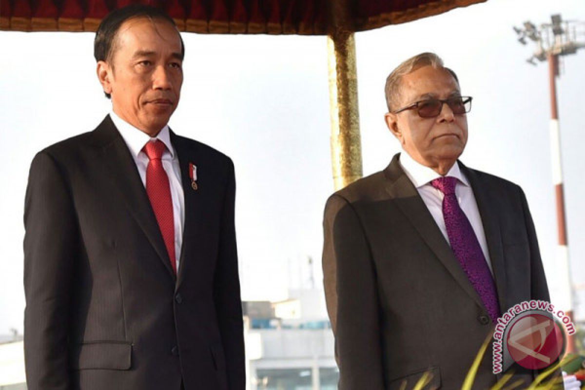 Jokowi letakkan karangan bunga di Martyrs Memorial Bangladesh