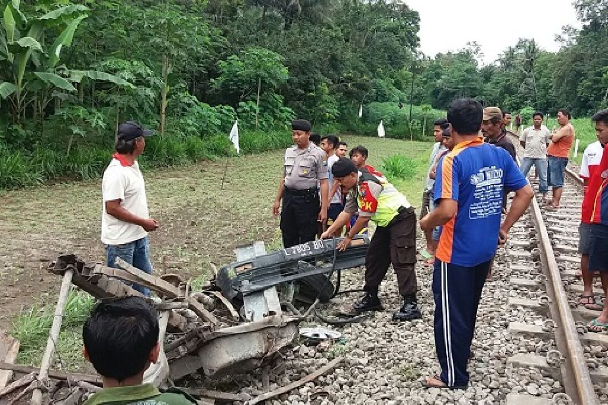 Polisi Tangani Mobil Tertabrak Kereta