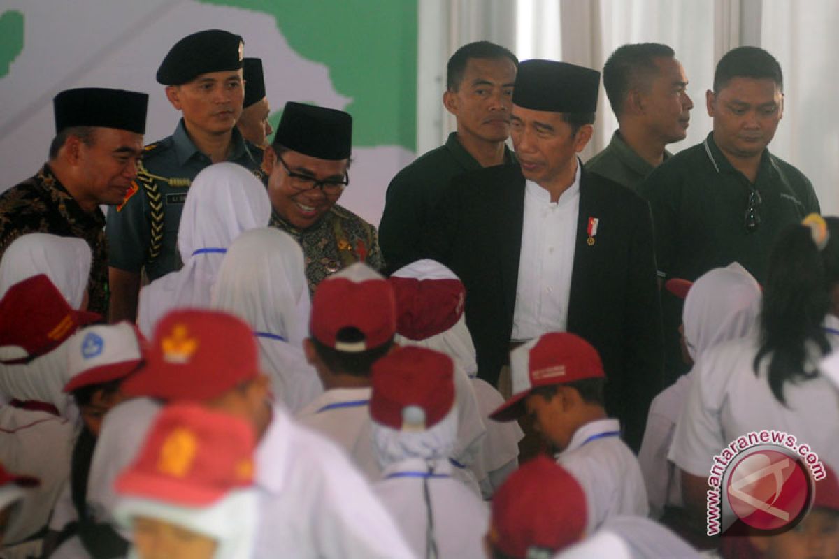 Presiden bagikan 1.771 KIP dan 1.000 PKH