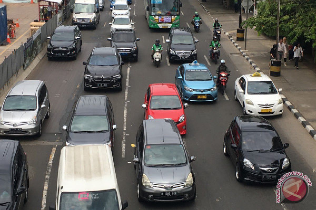Kembali menyusuri Jalan Thamrin - Medan Merdeka Barat dengan sepeda motor