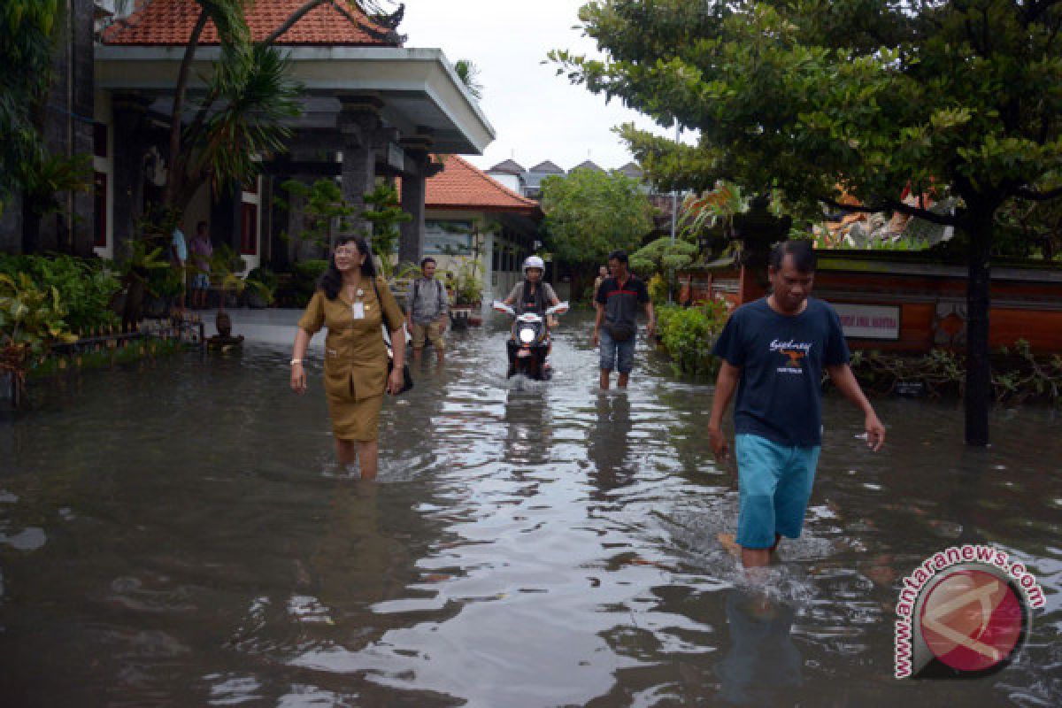 Banjir landa Jembrana, puluhan warga mengungsi