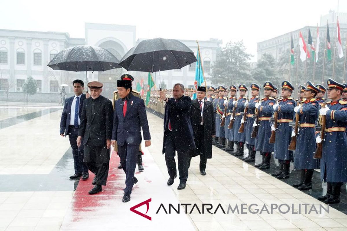 Presiden Joko Widodo menerima medali di Afghanistan