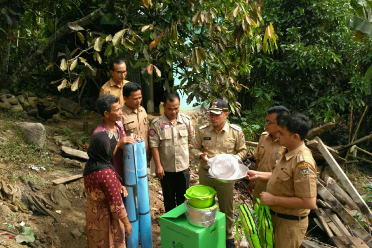 Musibah Kebakaran, Wabup Sijunjung Serahkan Bantuan ke Korban