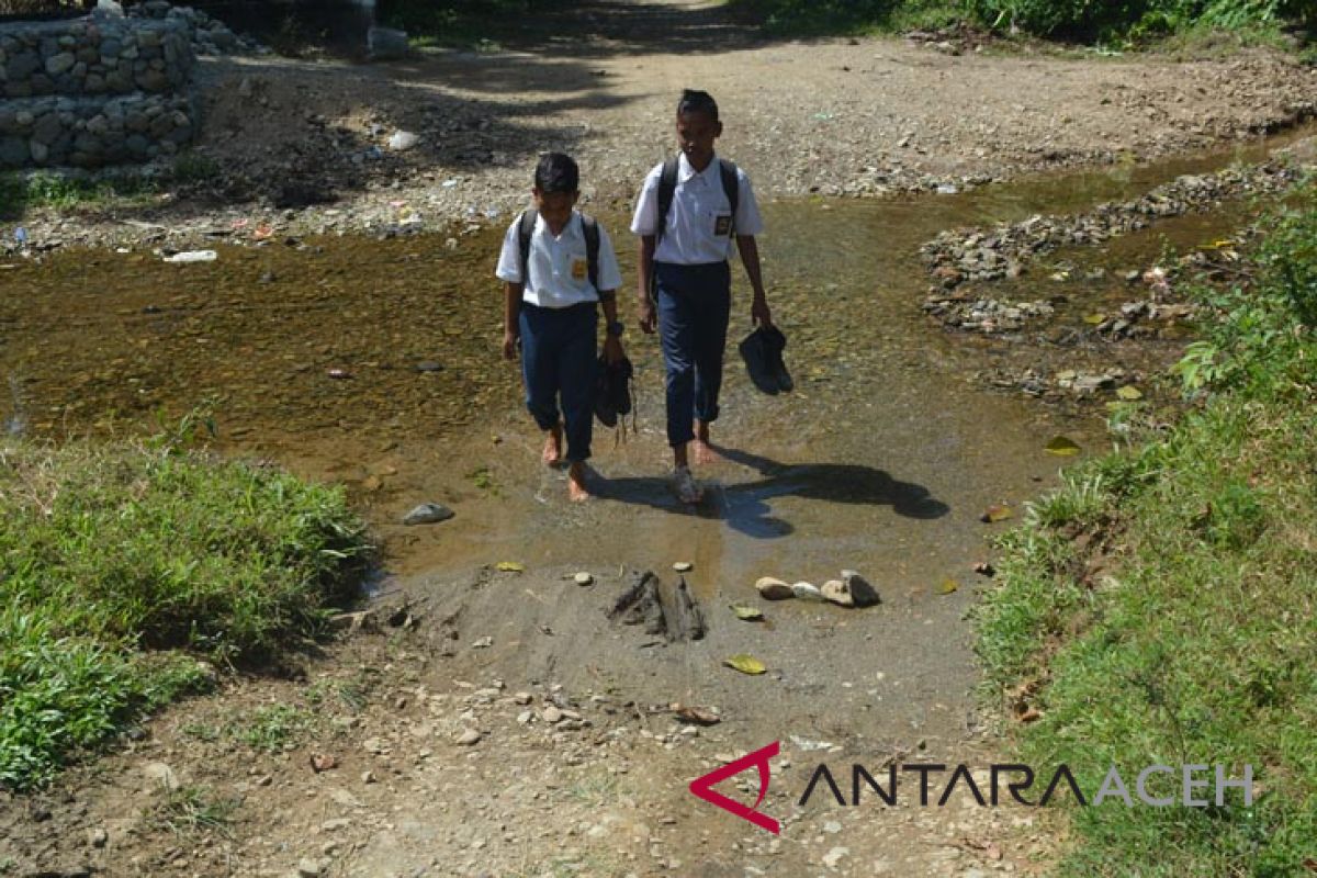 Pelajar Abdya lintasi sungai ke sekolah