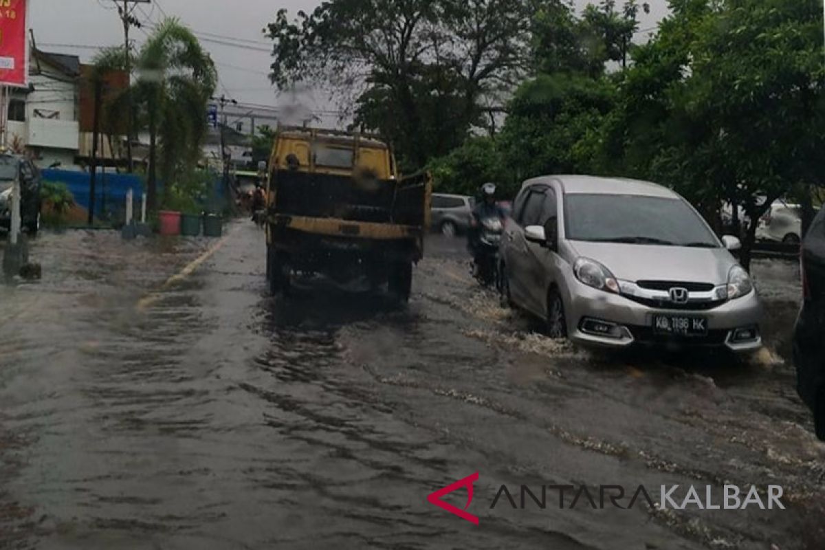 Sejumlah jalan di Pontianak tergenang air