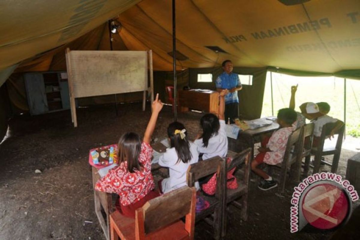 Siswa SD Sambas belajar di tenda