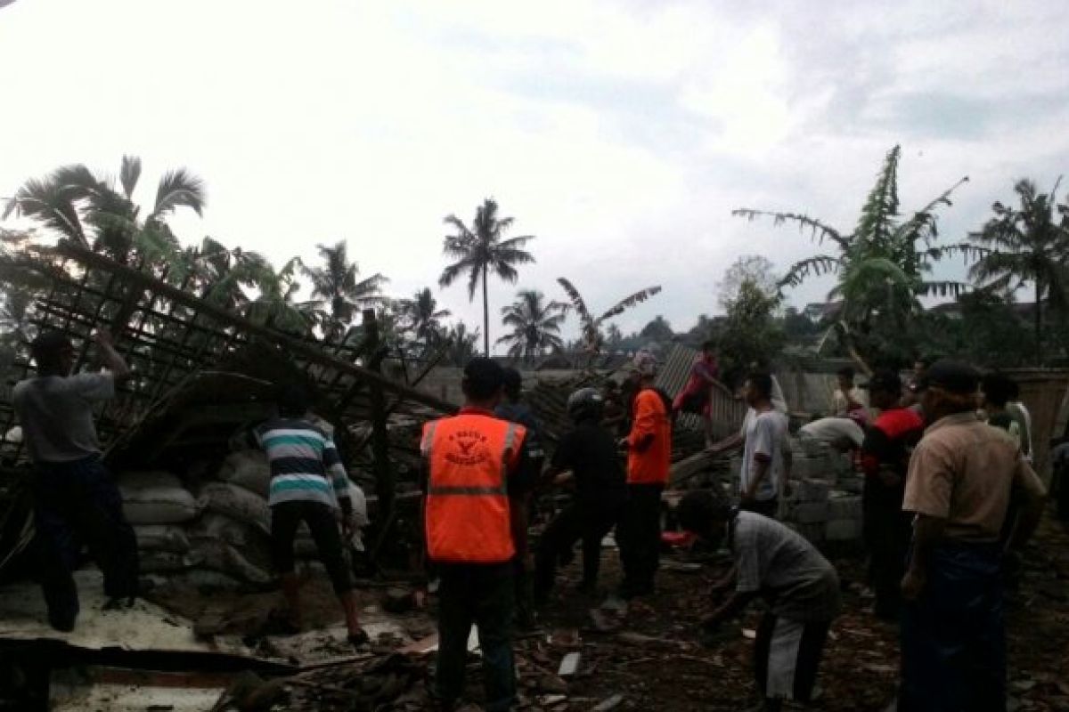 Dinsos  bantu korban angin puting beliung