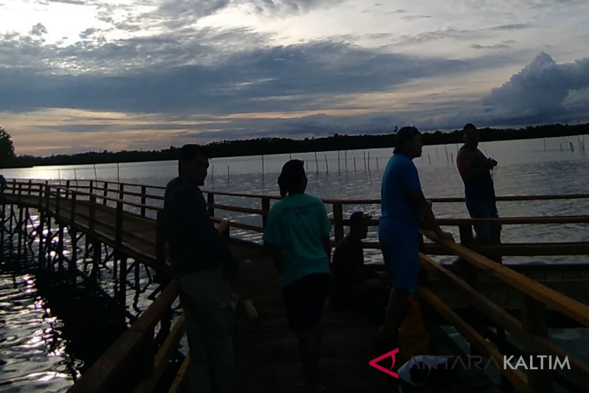Menyaksikan matahari terbenam dari Mangrove Center Tanjung Batu