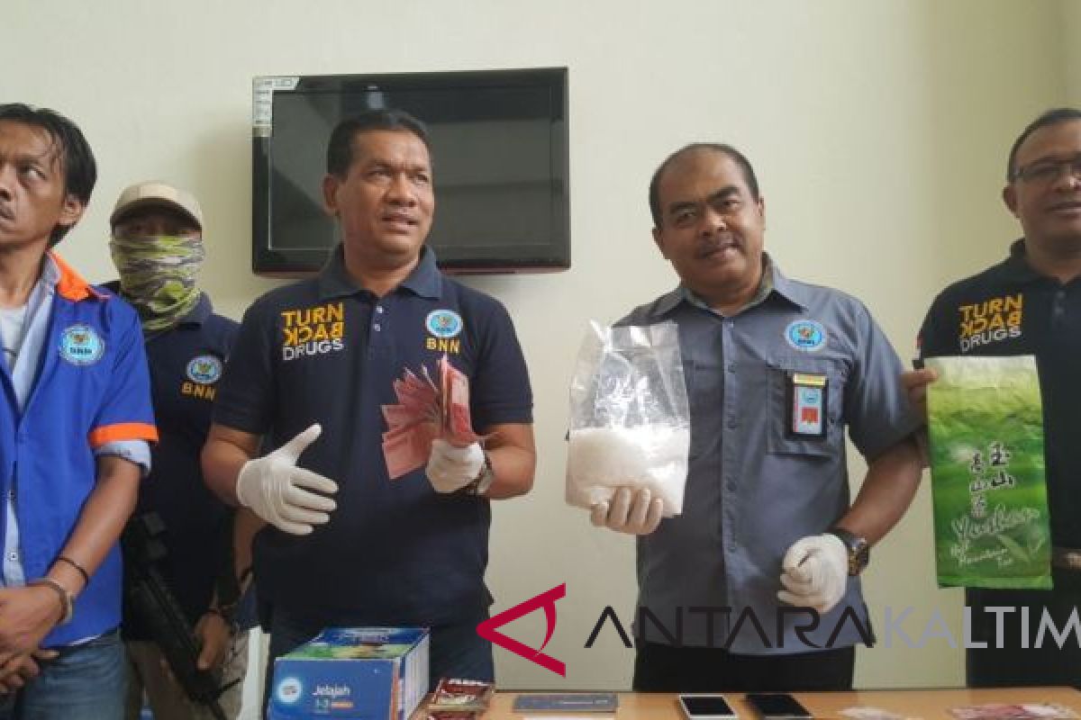 BNNP Kaltim-BNK Balikpapan Gagalkan Pengiriman 1 Kg Sabu-sabu