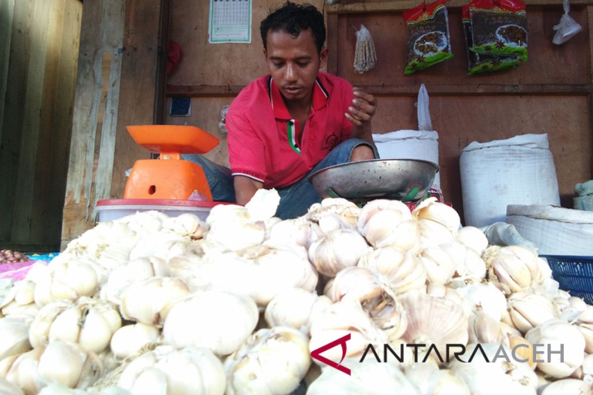 Bawang putih berangsur turun di Aceh