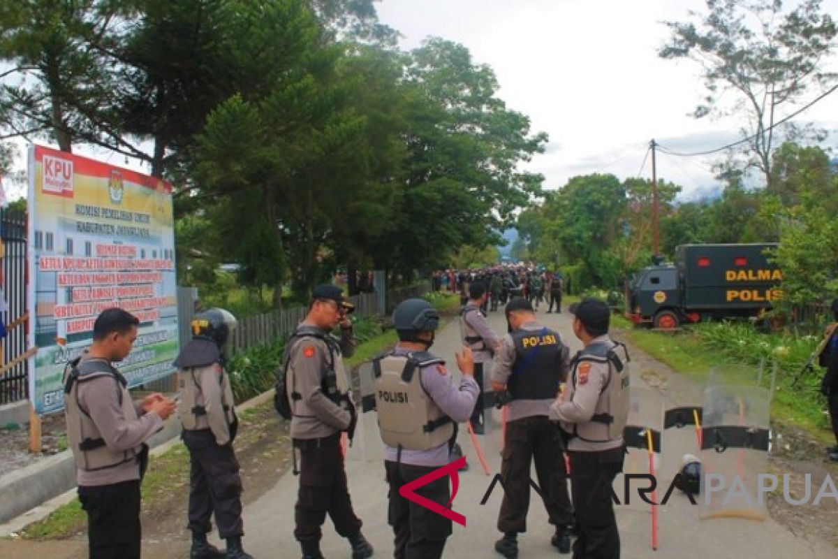 Polisi dan TNI blokade massa simpatisan hendak menuju KPU Jayawijaya