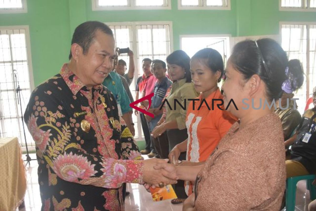 Pemkab Nias serahkan bantuan pada lansia