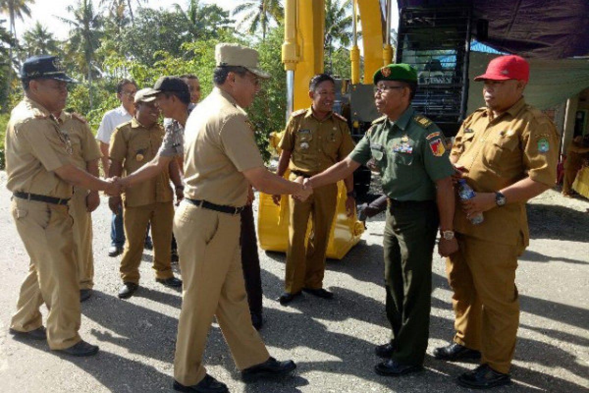 Petambak Poso terima bantuan excavator dari Menteri KP