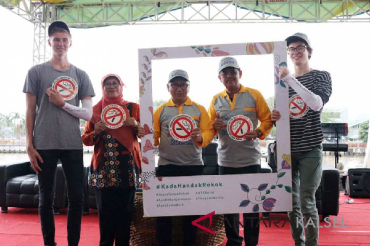 South Kalimantan Campaigns Anti-Smoking in the River