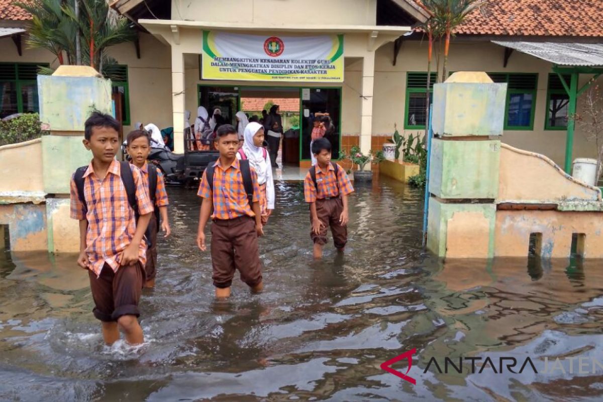 Bupati Batang ingatkan warga waspada cuaca ekstrem