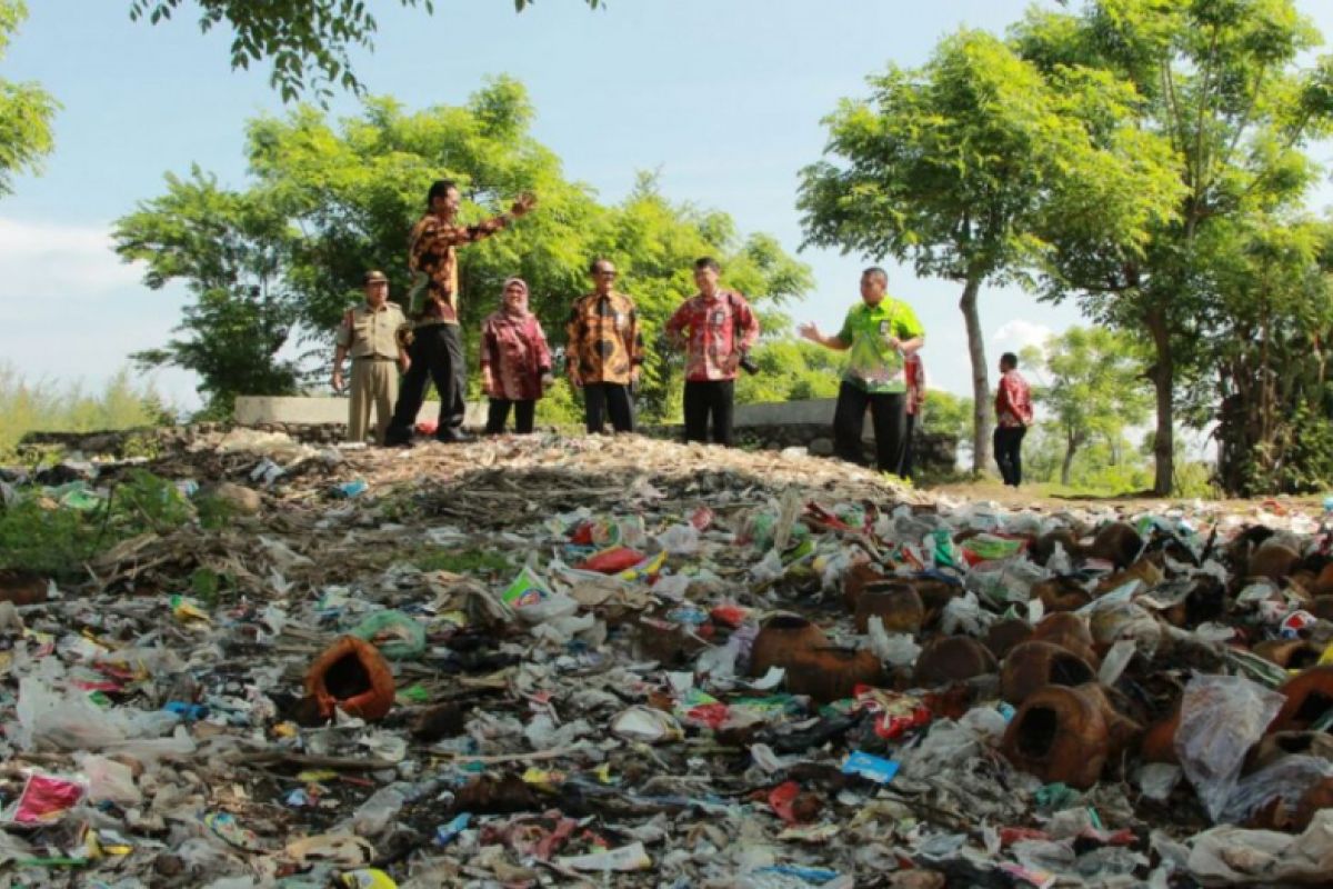 Begini Cara Pemkab Probolinggo Atasi Sampah di Pantai Duta