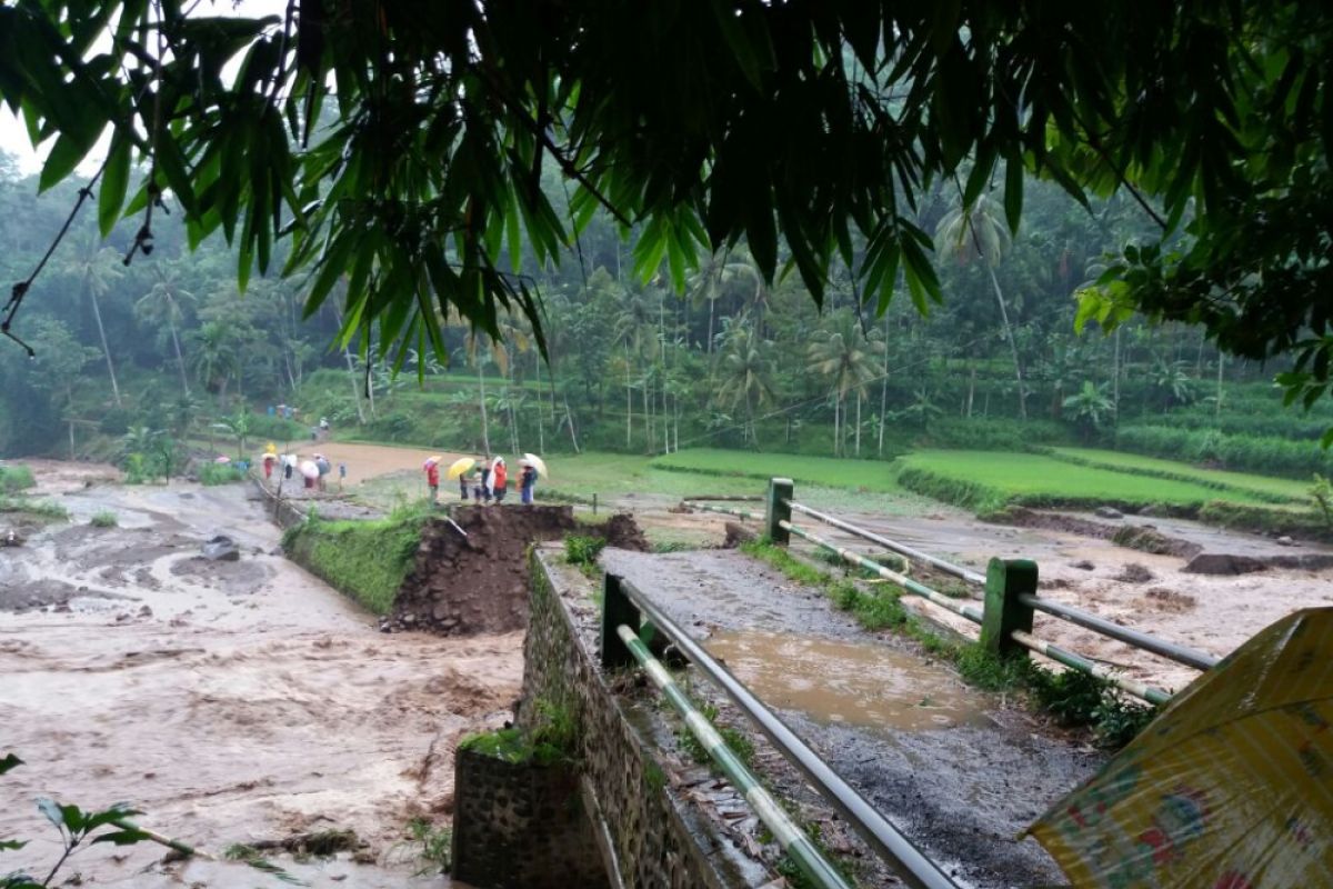 Jembatan Antardesa di Situbondo Terputus Diterjang Banjir Bandang
