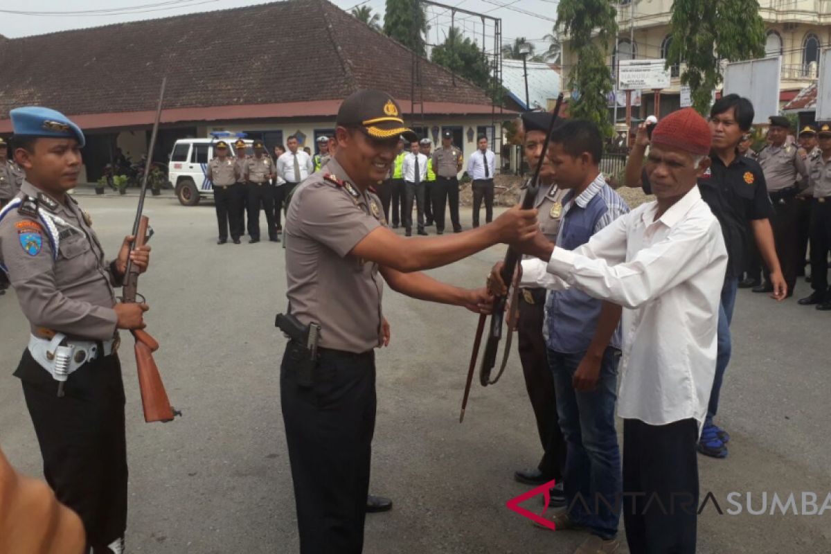 Warga Solok Serahkan 16 Pucuk Senjata Api Rakitan ke Polisi