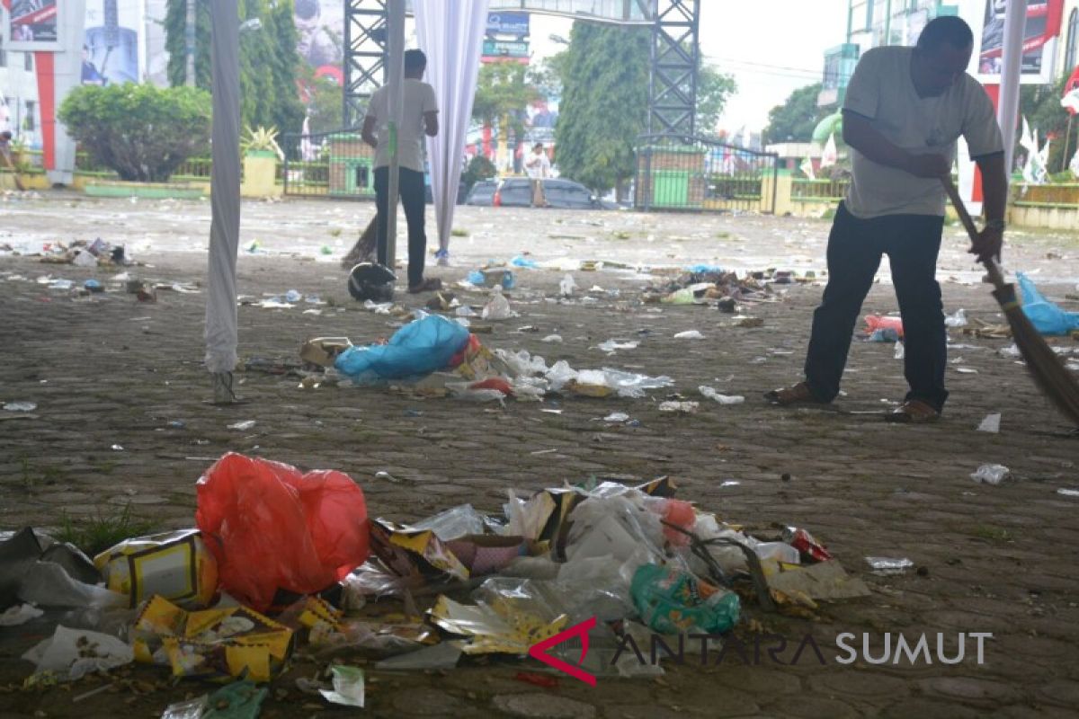 Simpatisan bersihkan sampah pasca deklarasi