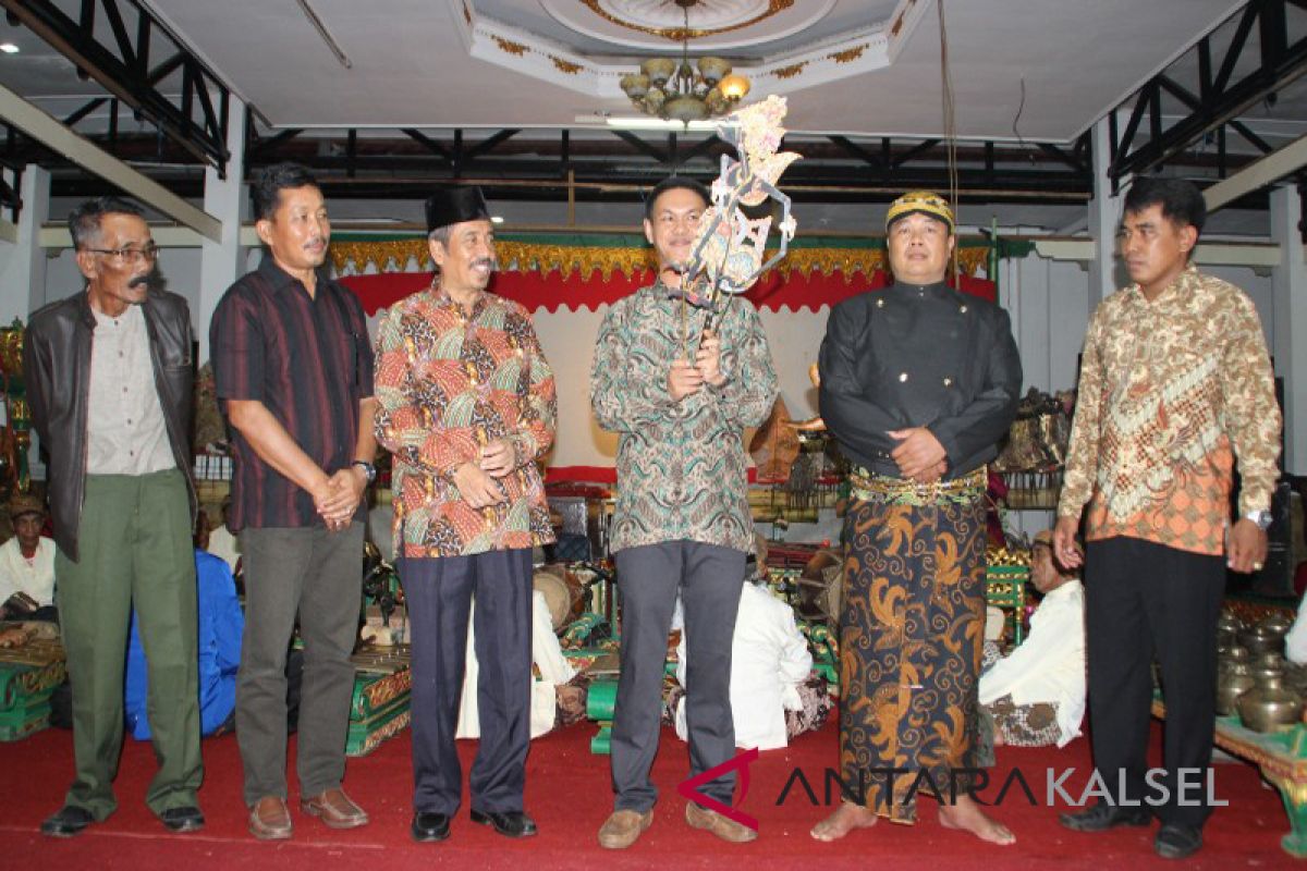 Pagelaran Wayang Kulit Meriahkan Hari Jadi Batola