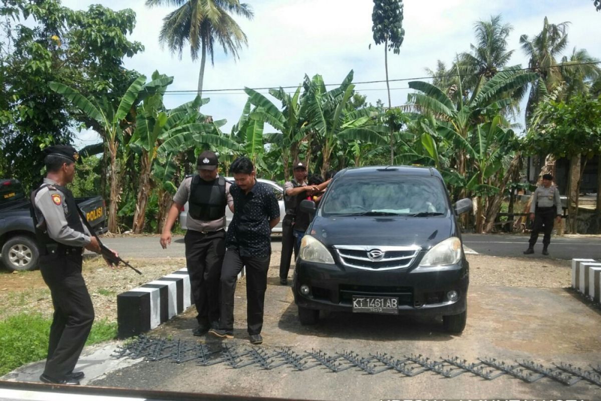 Begini Cara TNI Karya Bakti Bersihkan Longsor di Jember