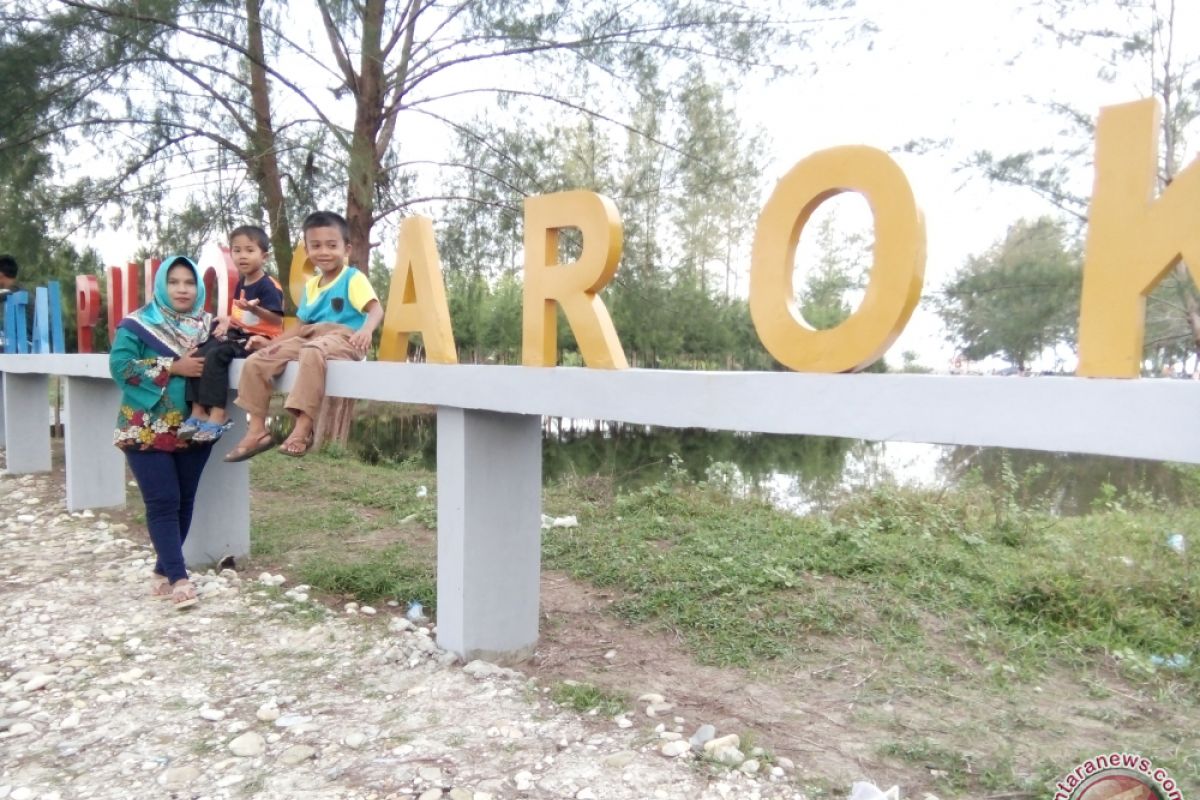 Pantai Pulo Sarok Singkil dipadati pengunjung