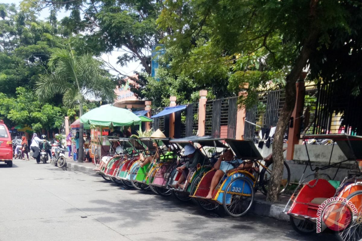 Cerita tukang becak "kucing-kucingan" sebelum rencana izin operasi muncul