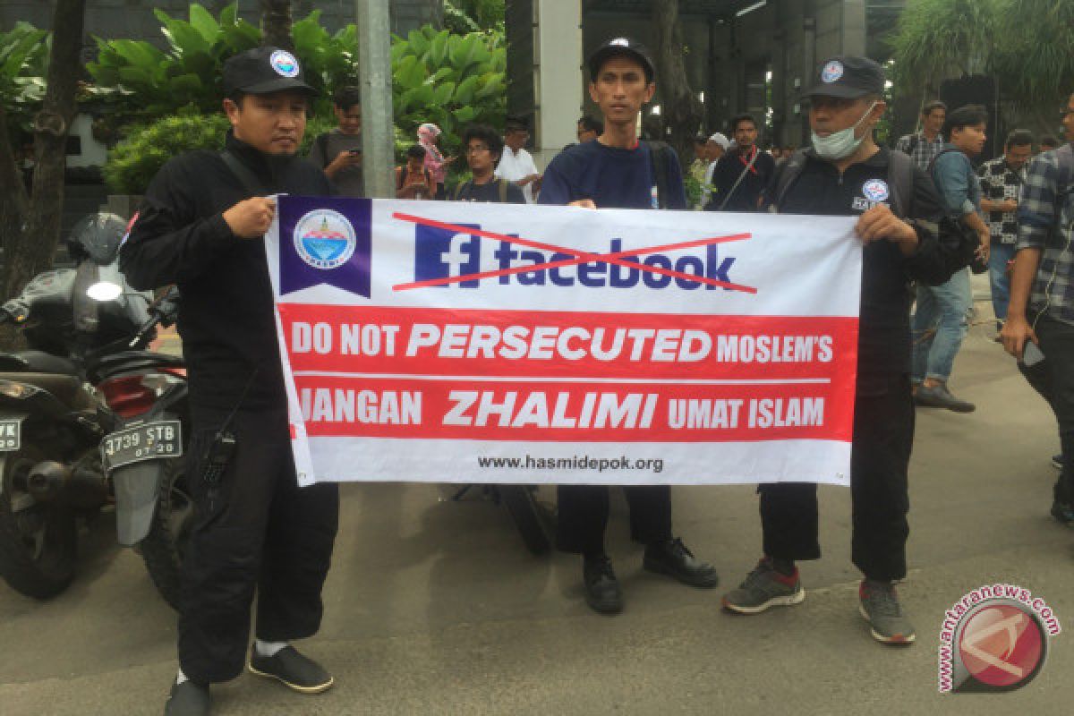 Ormas tiba di kantor Facebook